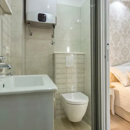 Center Apartment Split